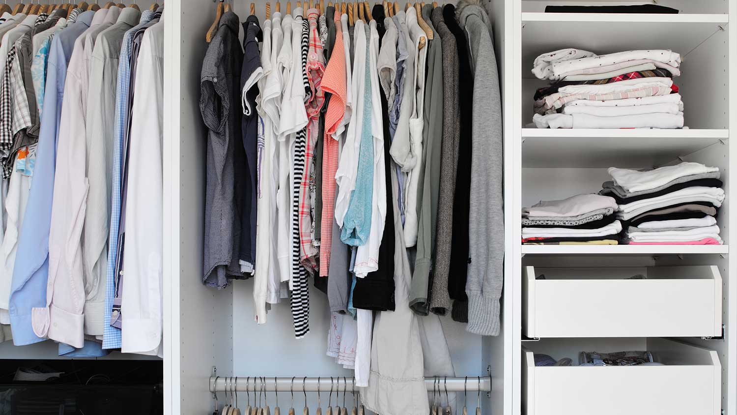 walk in closet with shelves 