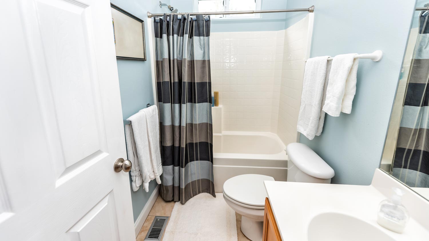 decorative blue bathroom