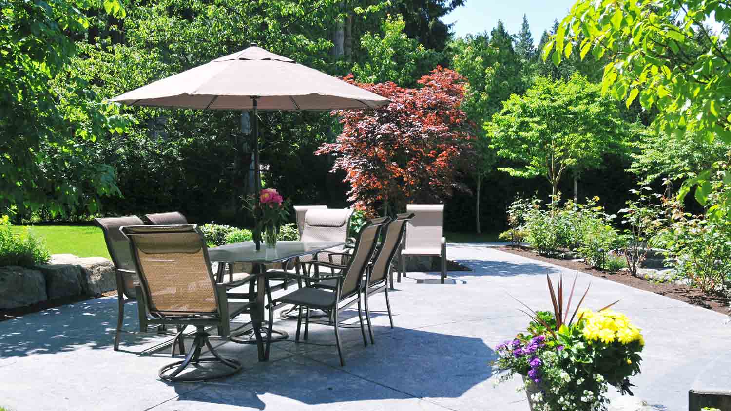 landscaped concrete patio