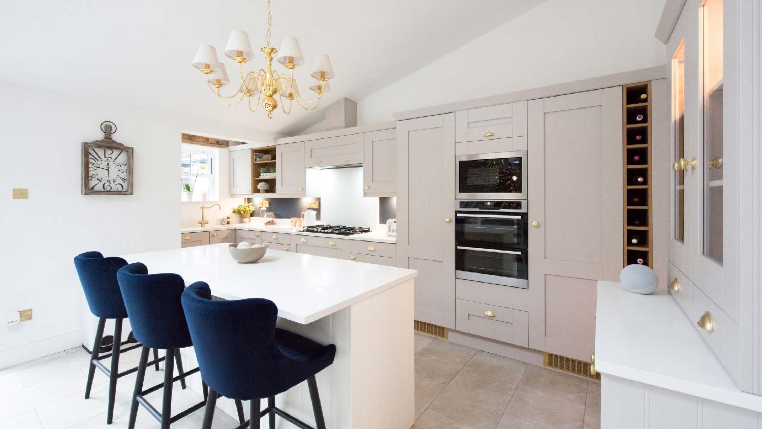A luxurious kitchen with quartz countertop