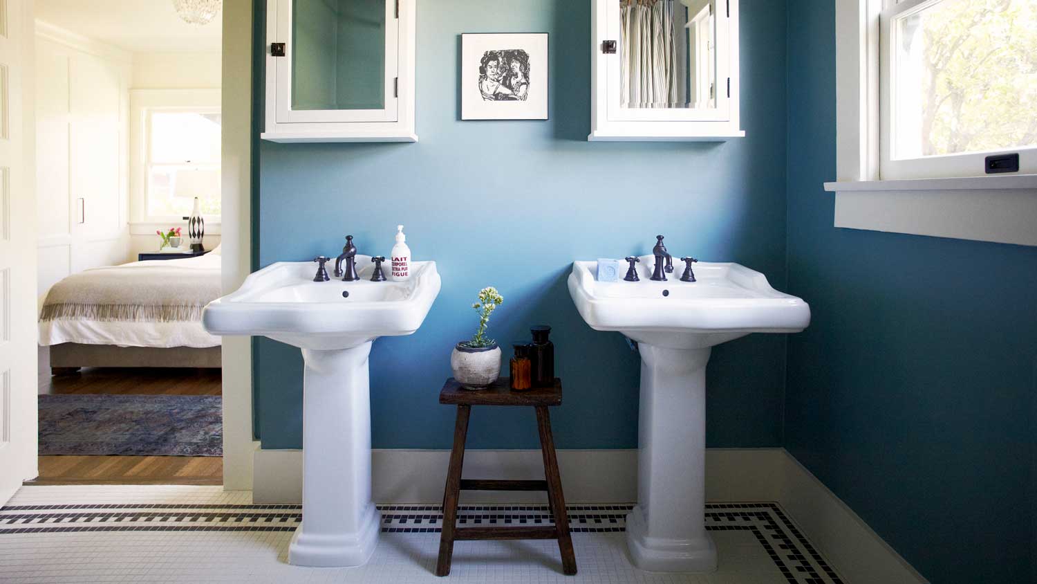 A master bathroom with two sinks