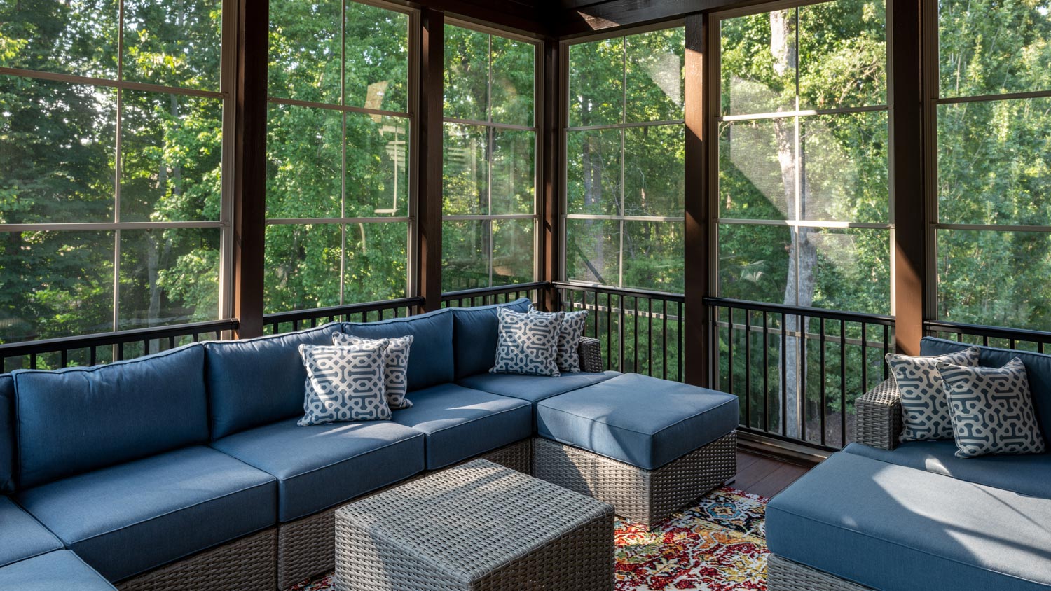 A modern screened patio with furniture
